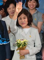 [포토]손 흔드는 강난희여사