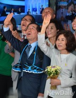 [포토]지지자들에게 인사하는 박원순 후보 내외