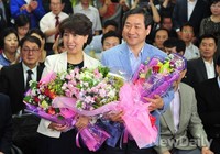 [포토]감사 인사하는 유정복 인천시장 후보 내외