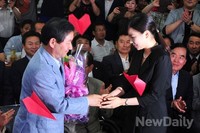 [포토]꽃다발 전달받는 유정복 인천시장 후보 