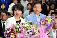 [포토]축하인사 받는 유정복 인천시장 당선자