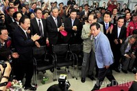 [포토]지지자들 만나기 위해 상활실 찾은 유정복 당선자