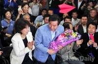 [포토]지지자들에게 감사 인사하는 유정복 인천시장 후보 내외