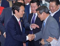 [포토]감사의 인사 나누는 남경필 당선인