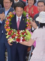 [포토]남경필 경기도지사 당선인 목에 걸린 환희의 꽃 목걸이