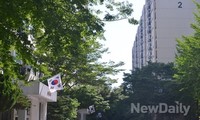 [포토]아파트 입구마다 펄럭이는 태극기