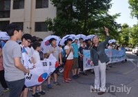 [포토]태극기 게양 설명하는 임창순 대표와 경청하는 아이들