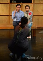 [포토]연극'배수의고도' 자원봉사자와 사진 찍는 히토시