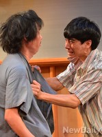 [포토]연극'배수의고도' 아버지와 갈등 빚는 타이요