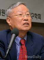 [포토]최대권 서울대 명예교수의 사회로 진행된 세번째 주제 토론