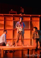 [포토]연극'배수의고도' 정의는 과연 존재하는가에 대한 물음