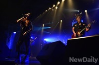 [포토]타이틀곡 안드로메다 열창하는 체리필터