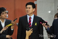 [포토]기자들의 질의에 답하는 김태호 의원