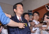 [포토]기자들 질문에 답하는 남경필 당선인