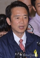 [포토]기자회견 후 질문에 답변하는 남경필 당선인