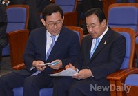 [포토]대화하는 이완구-주호영