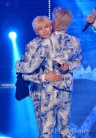 [포토]쇼챔피언, 1위한 빅스 레오-엔의 진한 포옹