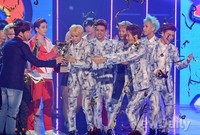 [포토]쇼챔피언 빅스, 1위하는 감격의 순간 '트로피 주세요~'