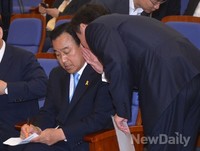 [포토]귓속말 듣는 이완구 원내대표