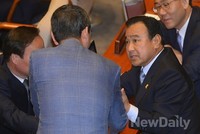 [포토]대화하는 이완구 원내수석대표