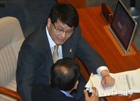 [포토]대화 나누는 새누리당 이재오의원과 윤상현 원내수석부대표