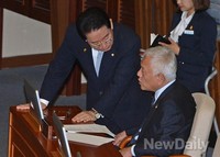 [포토]본회의장서 대화 나누는 김한길-김영록