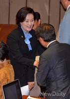 [포토]인사하는 새정치민주연합 박영선 원내대표