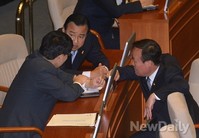[포토]대화하는 새누리당 지도부