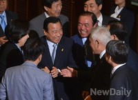 [포토]'안녕하십니까' 야당 지도부와 인사하는 새누리당 이완구 원내대표