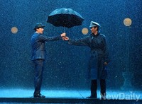 [포토]싱잉인더레인 우산을 건네는 '돈 락우드'