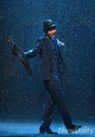 [포토]싱잉인더레인, 무대위로 떨어지는 비 맞으며 춤추는 규현