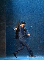 [포토]싱잉인더레인 빗속에서 춤추는 규현