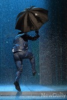 빗속에서 춤추는 뮤지컬 '싱잉더레인' 충무아트홀에서 공연