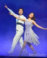 [포토]싱잉인더레인 돈-캐시의 아름다운 몸동작