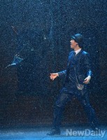 [포토]무대위로 쏟아지는 비 속의 춤, 뮤지컬 싱잉인더레인