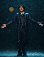 [포토]싱잉인더레인 하이라이트 장면 연출하는 규현