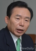 [포토]인터뷰에 답하는 이인제 후보