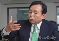 [포토]인터뷰 응하는 이인제 새누리당 대표 후보
