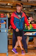 [포토]반바지 차림으로 등장하는 이현우