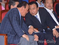 [포토]대화하는 새누리당 이완구 원내대표