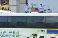 [포토]어버이연합 시위 지켜보는 KBS직원들