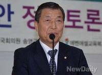 [포토]인사말 하는 황진하 국방위원장