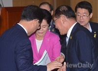 [포토]대화하는 새누리당 류지영-황우여