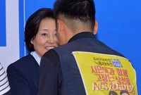 [포토]금속노조 삼성전자서비스지회 대표자들과 인사하는 박영선 새민련 원내대표