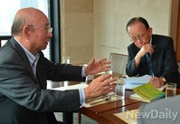 [포토]6.15공동선언문에 관한 대화나누는 안응모-정기승