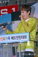 [포토]다문화가족 배드민턴대회 참석한 닉쿤