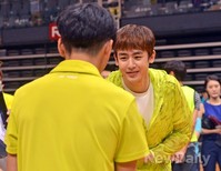 [포토]상대편 선수와 인사하는 닉쿤