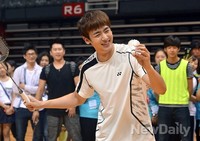 [포토]다문화가정 배드민턴대회, 웃으며 시타하는 닉쿤