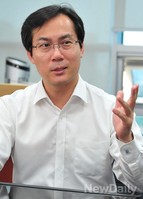 [포토]인터뷰 하는 김영우 새누리당 대표 후보