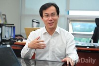 [포토]인터뷰 진행하는 김영우 새누리당 의원